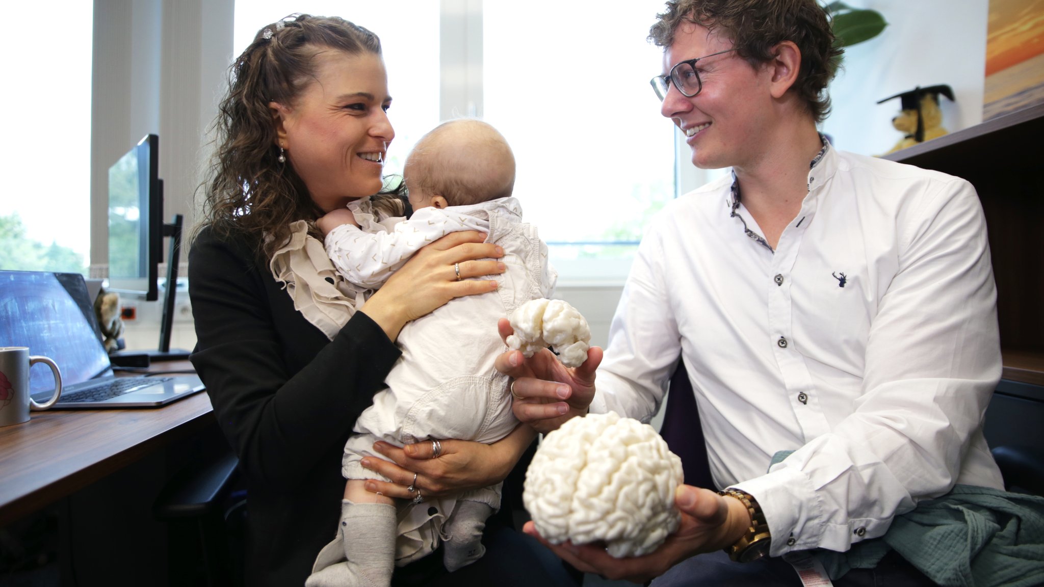 Silvia und Dominik Budday mit Sohn und Gehirnen. 