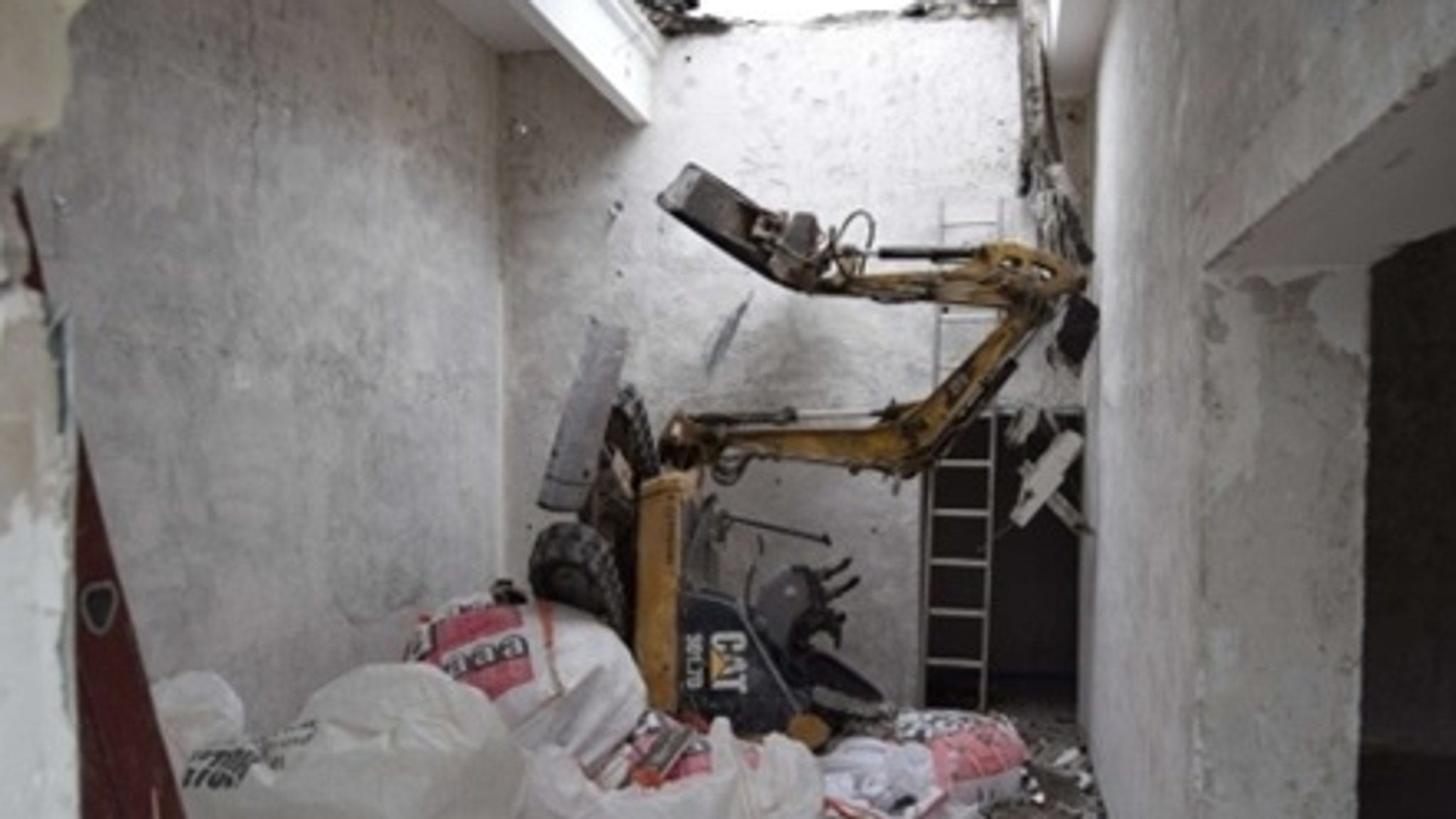 Bagger bricht durch Garagendach – Arbeiter schwer verletzt
