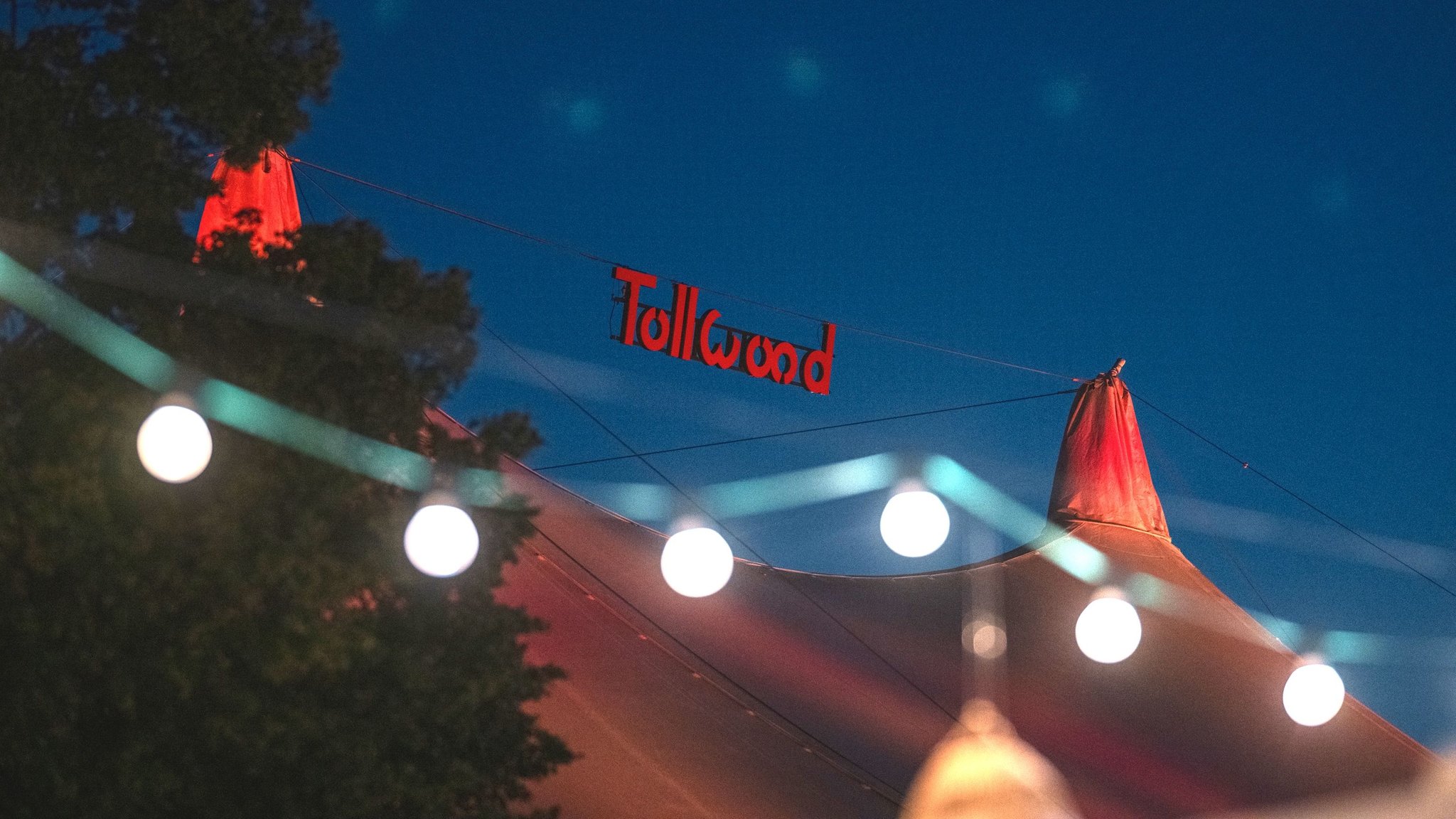 Zelt auf dem Tollwood mit Schriftzug "Tollwood".