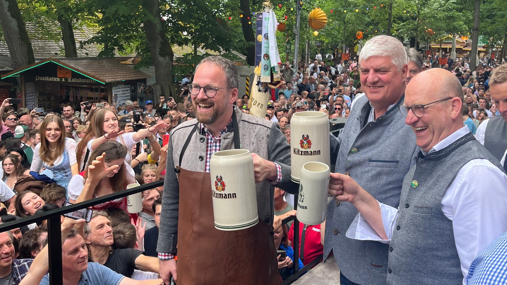 Oberbürgermeister Florian Janik nach dem Bieranstich auf der Erlanger Bergkirchweih.