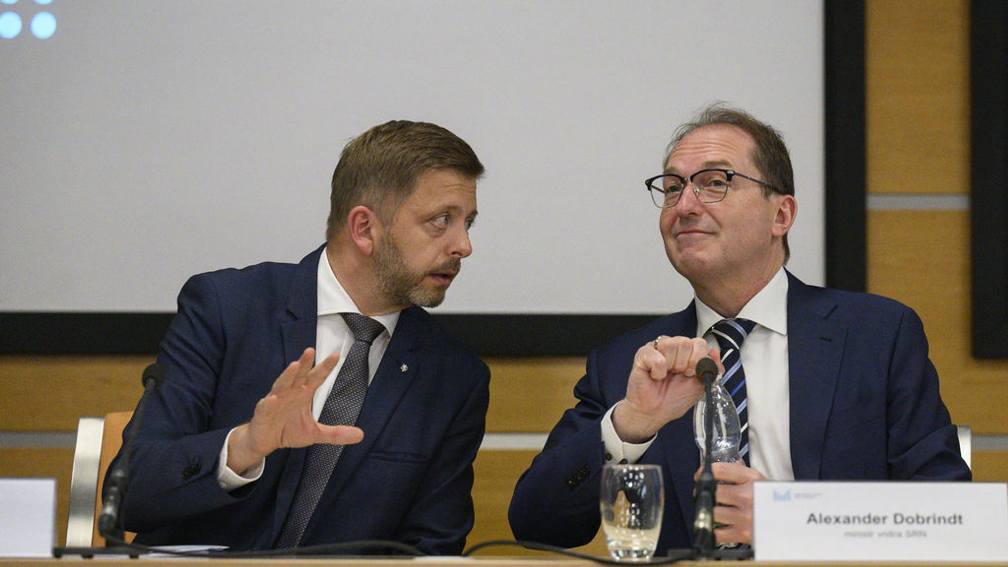 30.05.2025, Tschechien, Prag: Tschechiens Innenminister Vít Raku·an (l) spricht mit Bundesinnenminister Alexander Dobrindt bei einem Briefing nach dem Treffen. Foto: Kamaryt Michal/CTK/dpa +++ dpa-Bildfunk +++