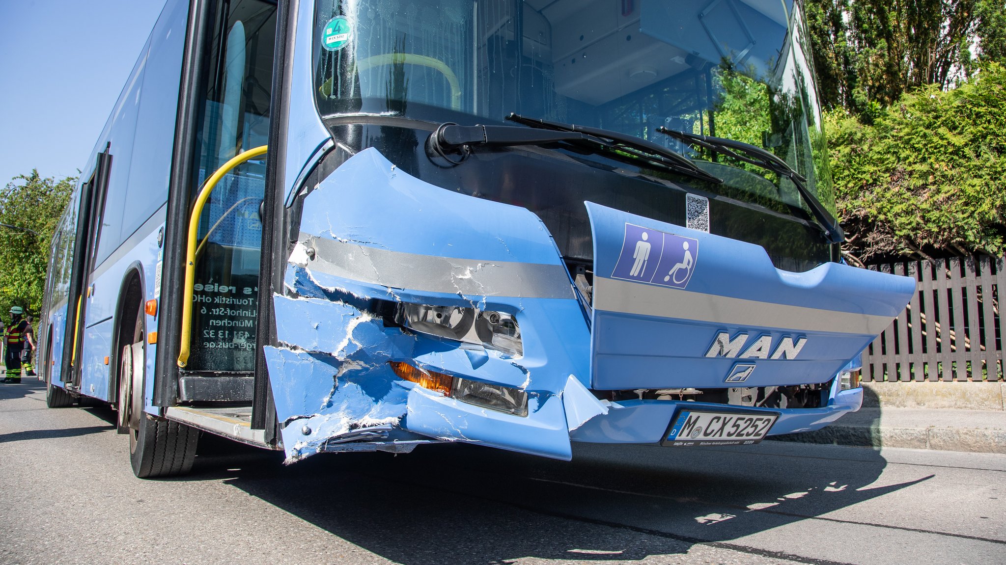 Der Bus nach dem Unfall. | Bild: Vifogra/Paul Der Bus nach dem Unfall.