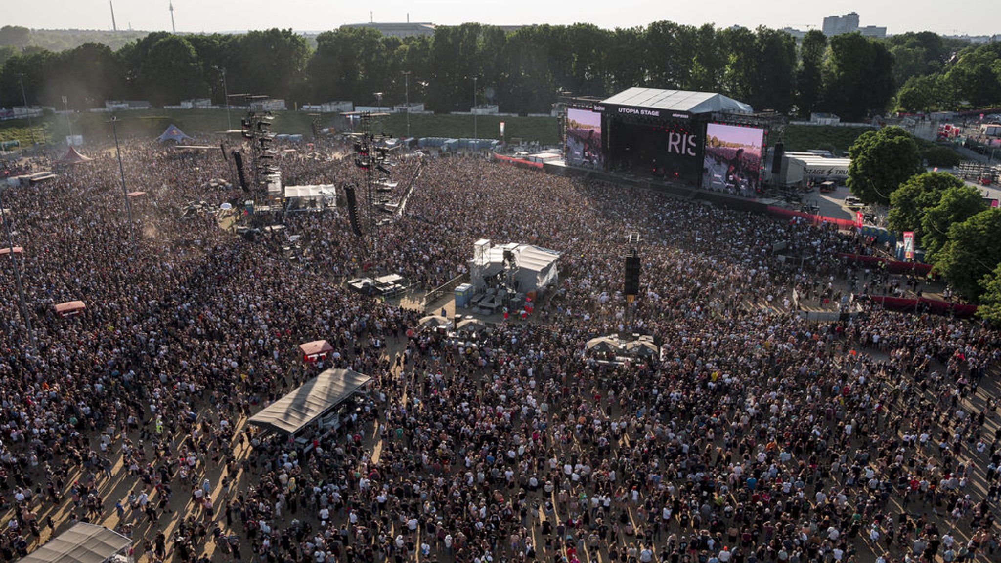ARCHIV - 04.06.2023, Bayern, Nürnberg: Beim Auftritt der Band Rise Against auf der Utopia Stage, beim Abschluss des Open-Air-Festivals Rock im Park, stehen junge Zuschauer dicht an dicht. (Die Aufnahme wurde von einem Riesenrad aus gemacht). (zu dpa: «Was man zu 30 Jahre Rock im Park wissen muss») Foto: Daniel Vogl/dpa +++ dpa-Bildfunk +++