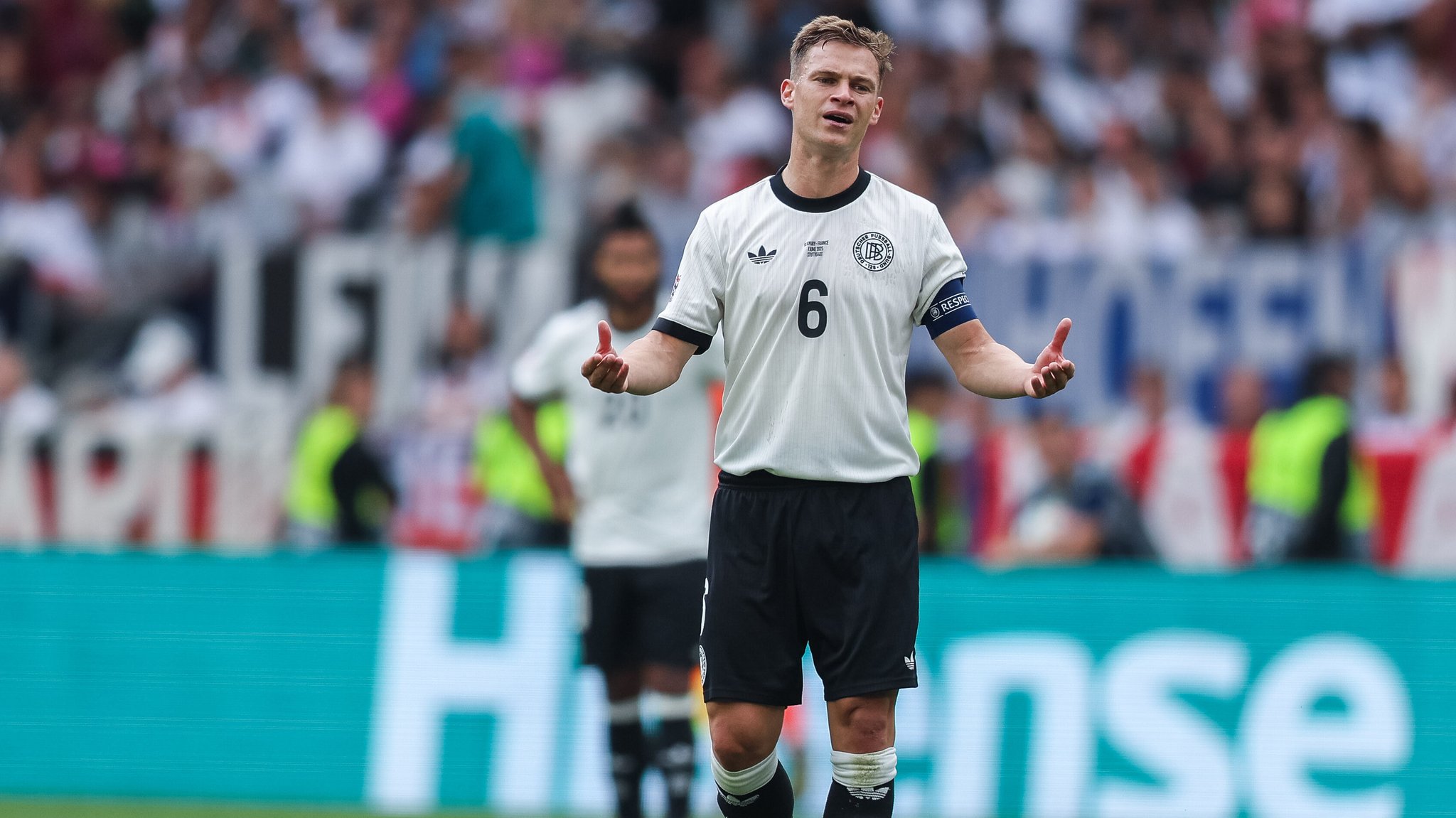 Kapitän Joshua Kimmich ratlos nach der 0:2-Niederlage gegen Frankreich. | Bild: picture alliance/dpa/Revierfoto Kapitän Joshua Kimmich ratlos nach der 0:2-Niederlage gegen Frankreich.