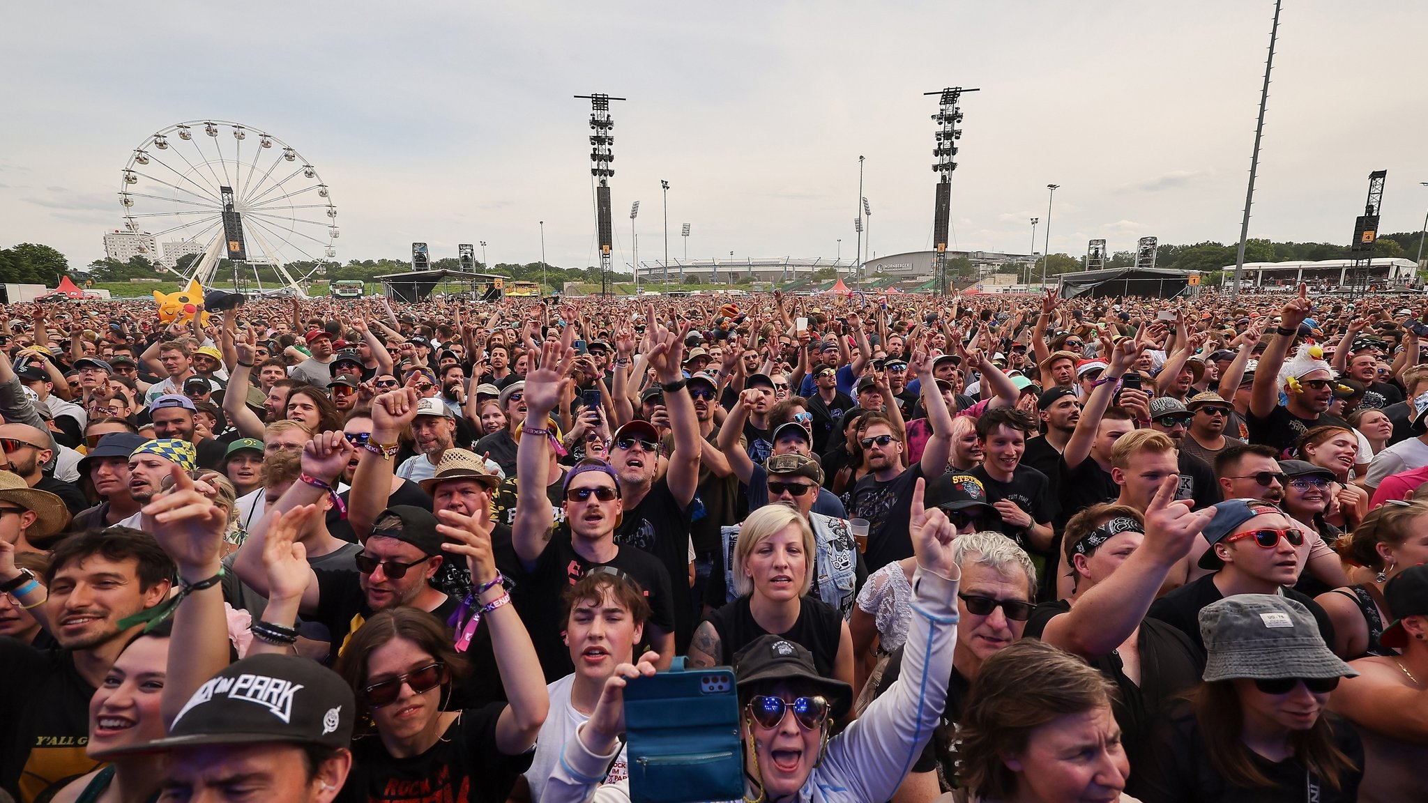 Im Himmel des Rock -  Fans beim Open-Air-Festival "Rock im Park" in Nürnberg 2024 