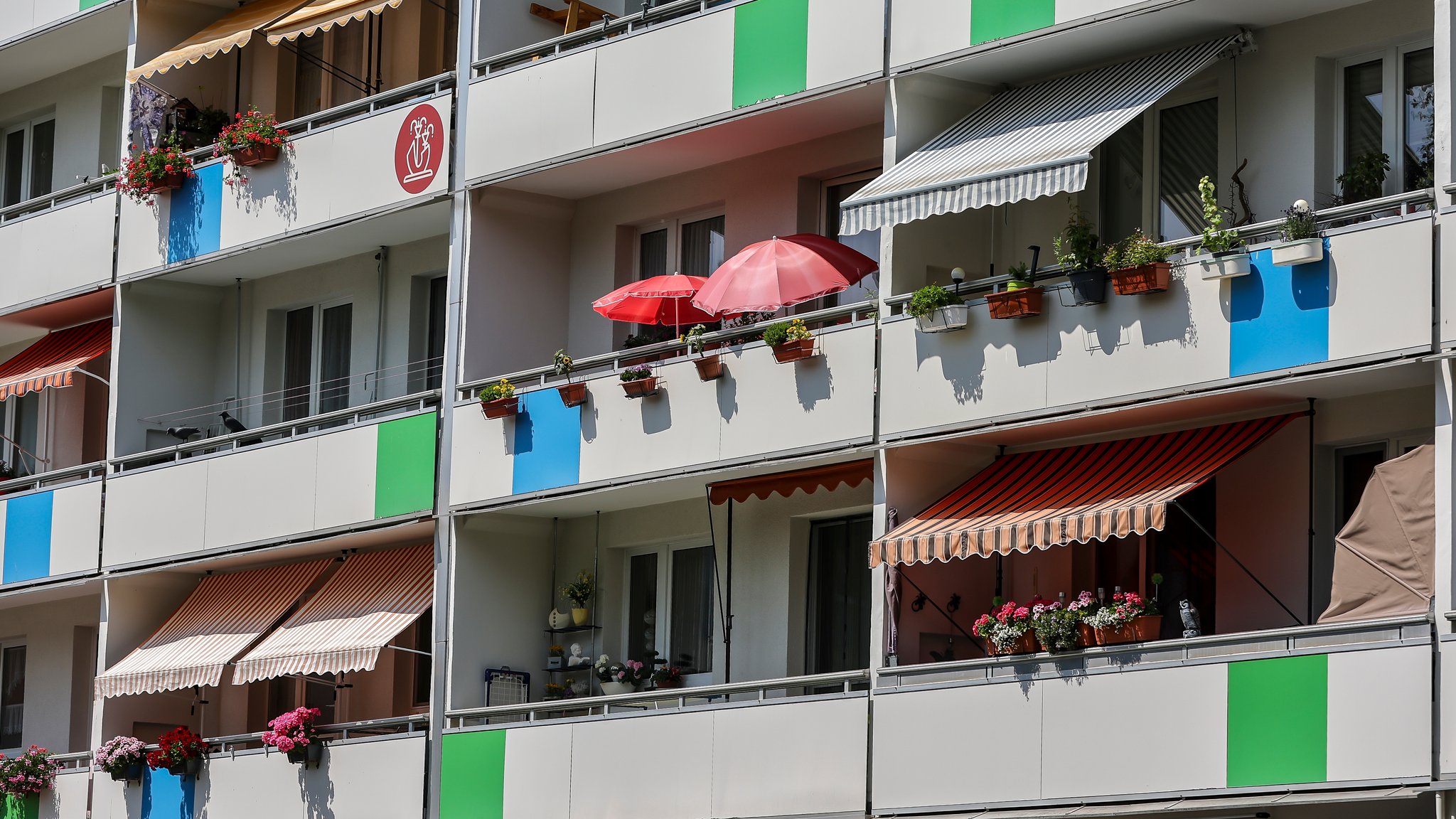 Die Fensterfront eines Mehrfamilienhauses mit Markisen als Sonnenschutz | Bild: picture alliance/dpa | Jan Woitas Die Fensterfront eines Mehrfamilienhauses mit Markisen als Sonnenschutz