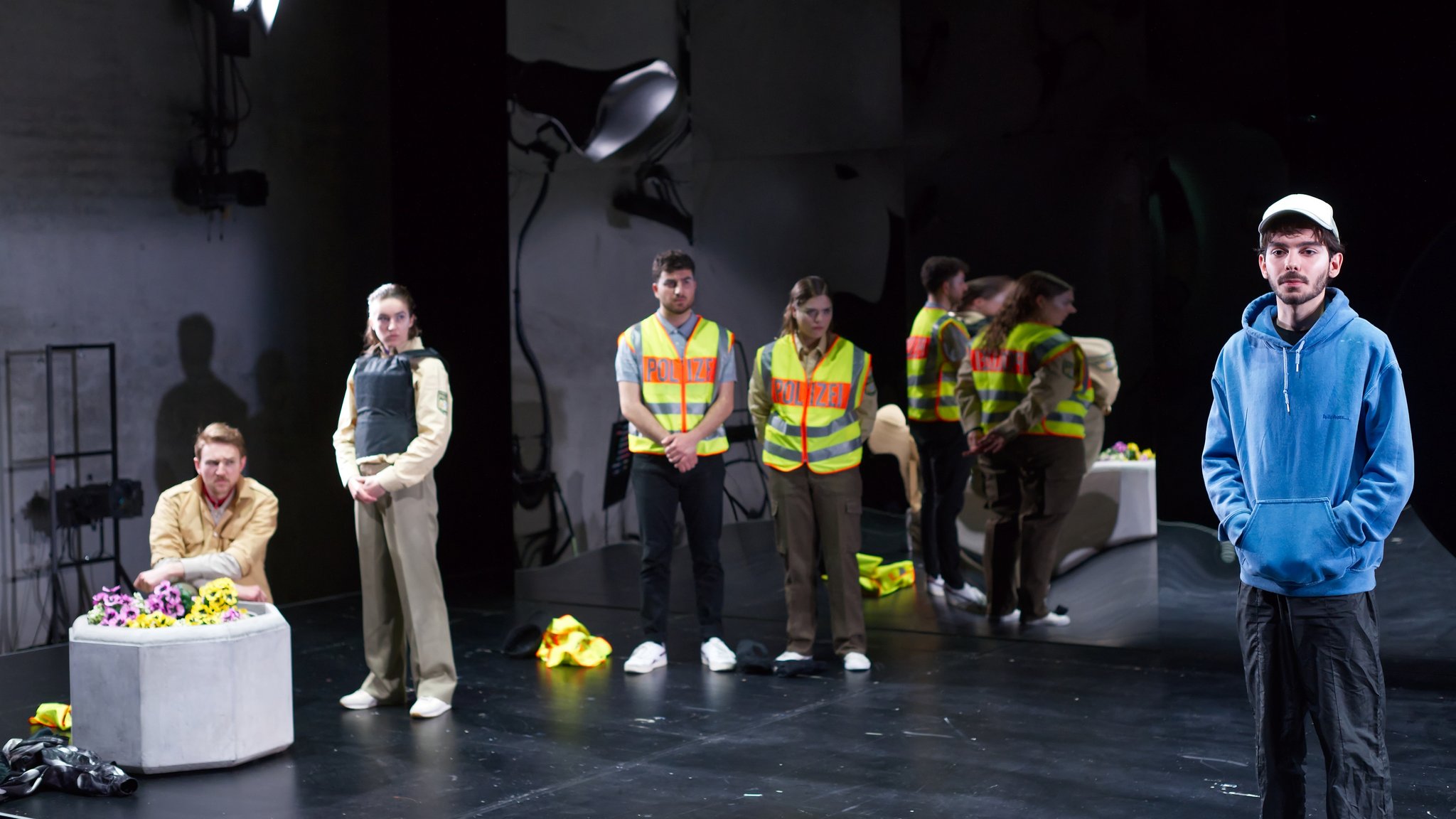 Szene aus dem Münchner Volkstheater-Stück "Offene Wunde". 